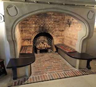 Sitzplätze am Kamin in der Burg Lauenstein