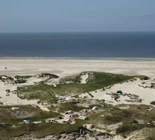 Der Ausblick vom Leuchtturm über Dünen und Kniep