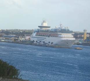 Blick auf Kreuzfahrtschiff im Hafen