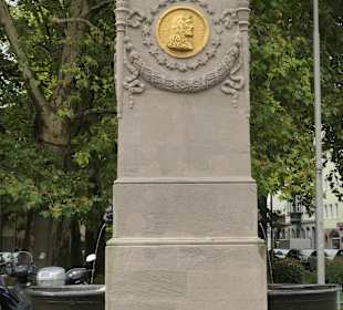 Dürer-Pirckheimer-Brunnen in Nürnberg am Maxplatz