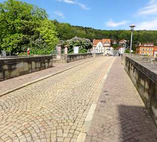 Die Fahrbahn der Alten Werrabrücke
