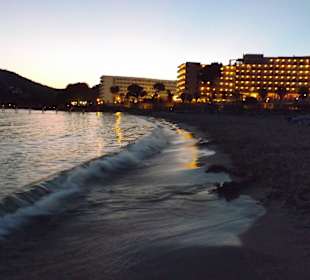 Öffentlicher Strand mit Blick aufs Hotel