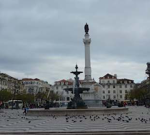 Rossio: Brunnen, Säule, im Hintergrund Theater