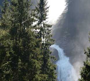 Mit einer Urgewalt stürzt das Wasser herab