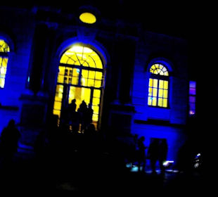 Wichtigsten Gebäude in Blau angestrahlt