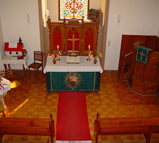 Innenraum der kleinen Holzkirche