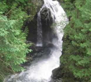 Twin Falls im Lynn Canyon Park