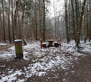 Vor dem Gehege Sitzmöglichkeiten