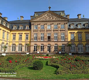 Gartenanlage vor dem Eingang