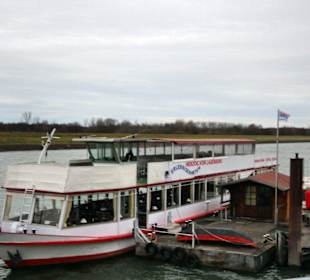MS Herzog von Lauenburg am Schiffsanleger
