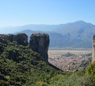 Blick auf mehrere kleine Klöster Meteora 