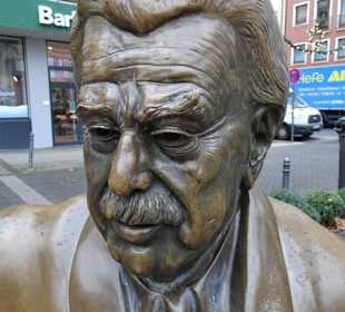 Ansichten des Willy-Millowitsch-Denkmals in Köln