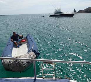 Gleich steigen wir auf das Schlauchboot um