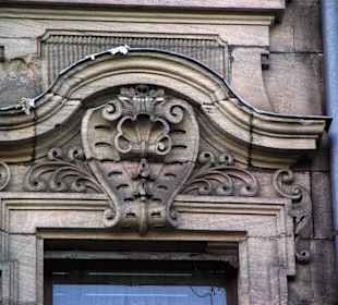 Fassade über dem Fenster