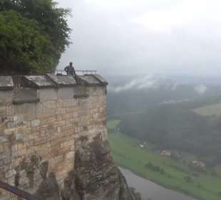 Entlang der Festungsmauer