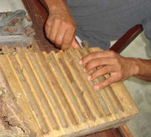 Beim Zigarren herstellen