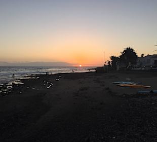Sonnenuntergang am Lavastrand