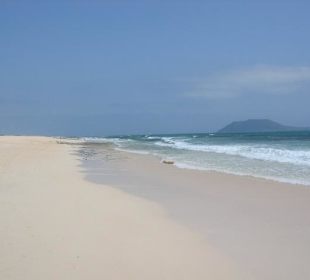 Strand bei Corallejo mit Aussicht auf Los Lobos