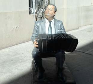 Statue des Aníbal Carmelo “Pichuco” Troilo