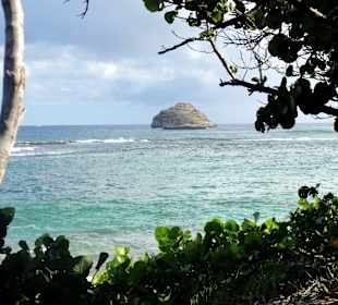 Blick über den Strand auf die Felsinseln