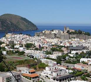 Lipari Stadt mit der Akropolis