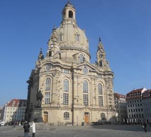 Frauenkirche mit Lutherdenkmal im Vordergrund