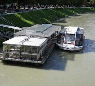 Das Schiff am Ponton vertäut