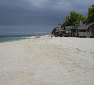 White Beach Korallensandstrand mit Strandhütten