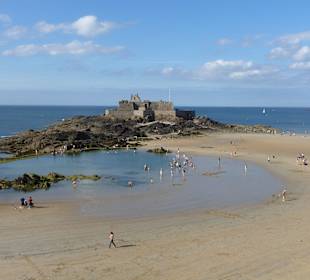 Strand und vorgelagerte Insel