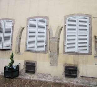 Maison Bartholdi mit alten Resten