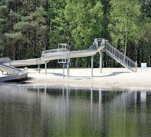 Wasserrutsche am Strand des Ottermeeres