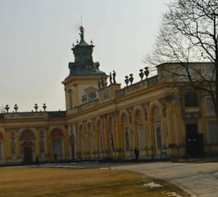 Blick vom Schlosshof zum Schloss Wilanow