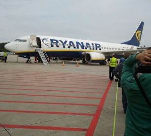 Rollfeld mit Flugzeug