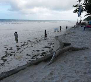 An der Beachbar. Die "Mauer" ist "Grenze"