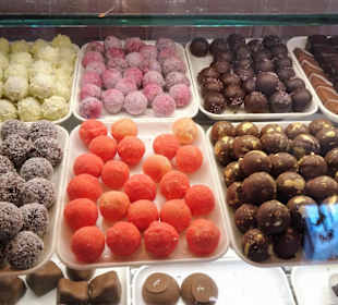 Auswahl an feinen Pralinen und Trüffeln