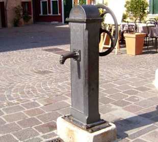 Eine kleine Pumpe am Rande der Altstadt