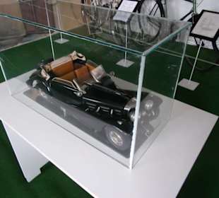 Alte Motorräder und Fahrräder