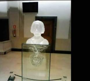 Escultura de cristal en el interior
