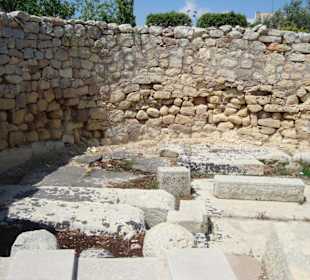 Altäre mit der Darstellung von Opfertieren