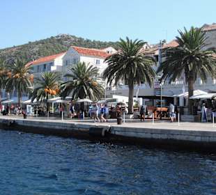 Rivage du port de Hvar