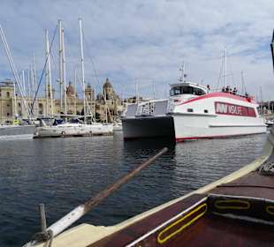 Mit dem Holzboot durch den Hafen von Valletta