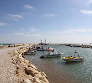 Kleiner Bootshafen in Strandnähe