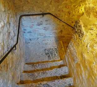 Auf Treppen durch die versteckten Gänge im Fort