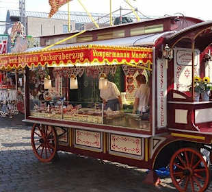 Dort gibt es super kandierte Mandeln !!