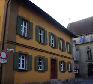 Neben der Kirche