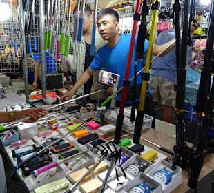 Auf dem Night Markt in Hanoi unterwegs