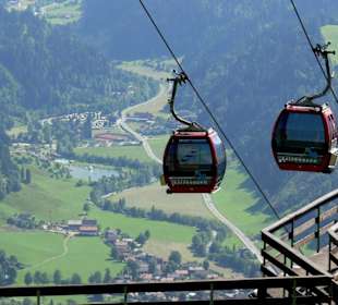 Salvenbahn mit "Salvenaland" im Hintergrund 
