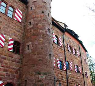 Am Haupthaus mit Turm