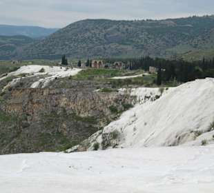 Kalktrasse mit Ausgrabungen im Hintergrund