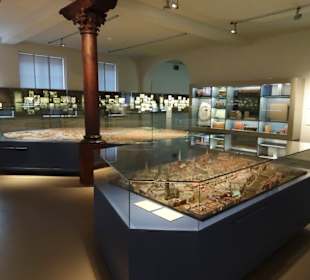 Gang durch die Ausstellungsräume des Museums